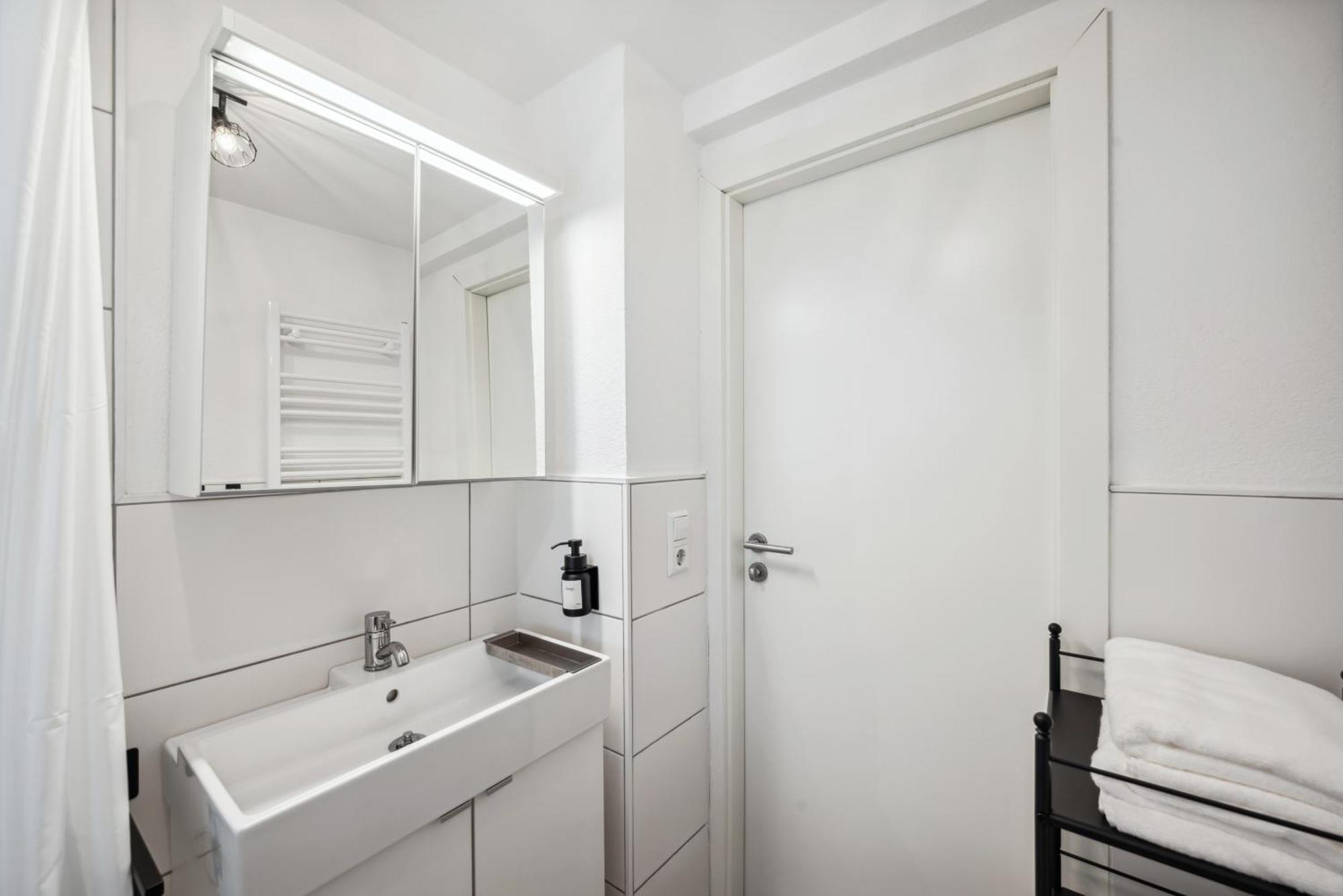 Malu Rooms - Ruhige Lage, Erdgeschoss, Smarttv, Netflix, 24H Checkin, Ludwigsburg Exterior foto